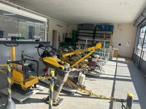 Equipamentos em amostra no pátio da sede Alumac em Juiz de Fora.